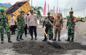 TNI-Polri Bersatu untuk Rakyat, Jalan Rusak di Exit Tol Kayuagung Ditambal Bersama