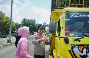 Polres OKI Berbagi Tali Asih dan Takjil dalam Momen HUT Yayasan Kemala Bhayangkari ke-46