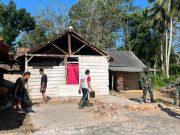 Ciptakan Lingkungan Asri, Satgas TMMD Kodim 0402/OKI Bersinergi Bersihkan Pangkalan Desa