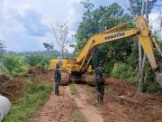 Pastikan Pekerjaan Secara Maksimal, Danramil 402-03/SP Padang Monitoring Pembukaan Jalan