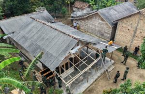 Demi Hunian Layak, Satgas TMMD Kodim 0402/OKI Bongkar Rumah untuk Direhab Total