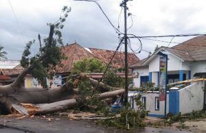 Pagar Kantor Kelurahan Sidakersa Rusak, Pohon Tumbang Tutup Akses Jalan