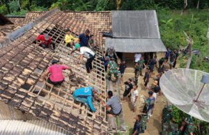 Percepatan Rehab RTLH, Satgas TMMD Kodim 0402/OKI Lanjutkan Pembongkaran Rumah Warga