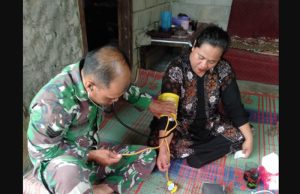 Jemput Bola, Satgas TMMD Kodim 0402/OKI Berikan Layanan Kesehatan Gratis dari Rumah ke Rumah