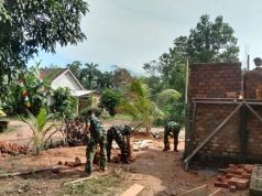 TNI dan Warga Gotong Royong Bangun MCK dalam Program TMMD Kodim 0402/OKI