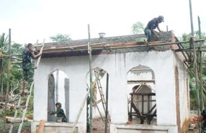 TMMD Ke-128 Kodim 0402/OKI Terus Lanjutkan Rehab Musholla Al-Hidayah di Tengah Musim Hujan
