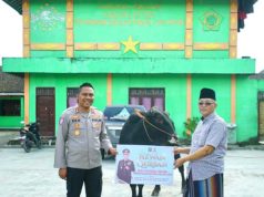 Kapolres OKI Serahkan Hewan Kurban Bantuan Kapolda Sumsel untuk Ponpes An Nur Tebing Suluh