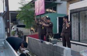 Kejari OKI Laksanakan Sita Eksekusi Aset Tanah dan Bangunan Milik Terpidana Asmadi