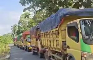 Jalan Baru Diperbaiki Rusak Lagi, Warga Tanjung Lubuk Portal Akses Truk Sawit