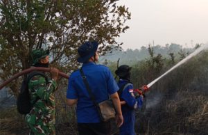 Babinsa Koramil 402-07/Indralaya Padamkan Kebakaran Tumpukan Sampah di Kelurahan Timbangan
