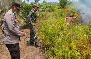 Babinsa Koramil 402-13/Sungai Menang Padamkan Karhutla di Desa Sidomulyo