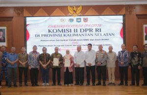 Serahkan Sertipikat Aset BMD dan BUMD Pemprov Kalsel, Wamen Ossy: Perkuat Kepastian Hukum Aset Daerah