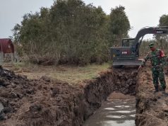 Cegah Karhutla, Babinsa Dampingi Pembuatan Saluran Kanal dan Tanggul di Tanjung Seteko