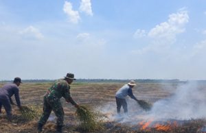 Babinsa Berjibaku Padamkan Karhutla, 8 Hektare Lahan di Desa Riding Berhasil Dipadamkan