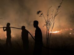 Personel Koramil 402-12/Pemulutan Padamkan Karhutla di Simpang Pelabuhan Dalam